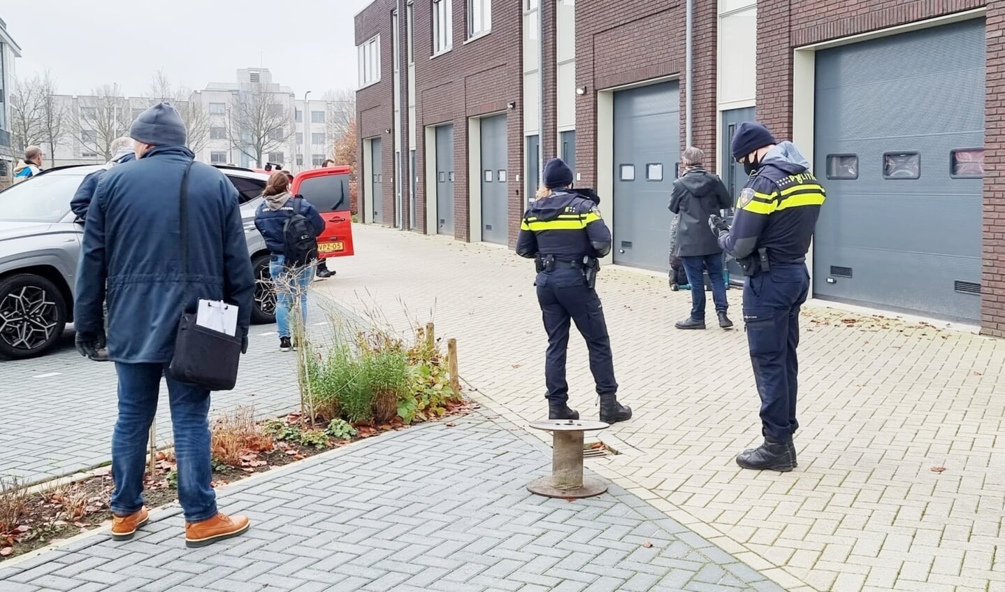 Bij de inval op bedrijventerrein De Plantage werd veel menskracht ingezet.