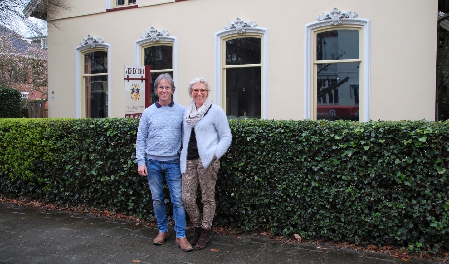 Wouter en Annelyn bij hun voormalige woning aan de Stationsweg in Ede.