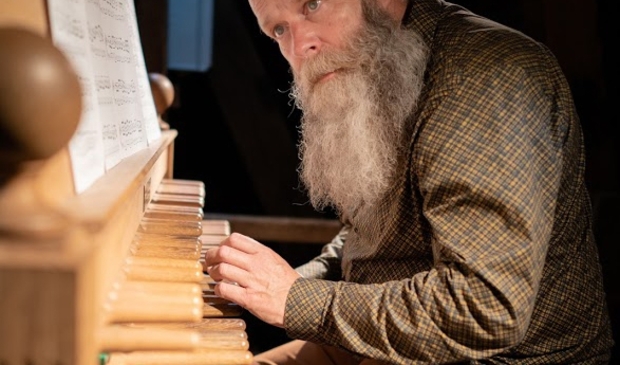 Budewijn Zwart achter het stokkenklavier van de beiaard