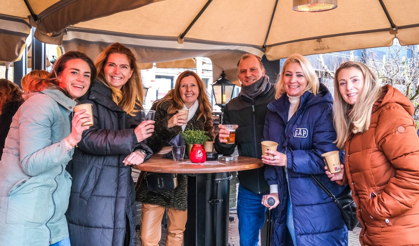 Deze klanten van Proeflokaal De Polderboom waren alleen voor de fotograaf bij elkaar gekropen, verder hielden ze keurig afstand.