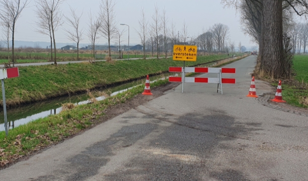 Verkeersbord: oversteken over sloot?