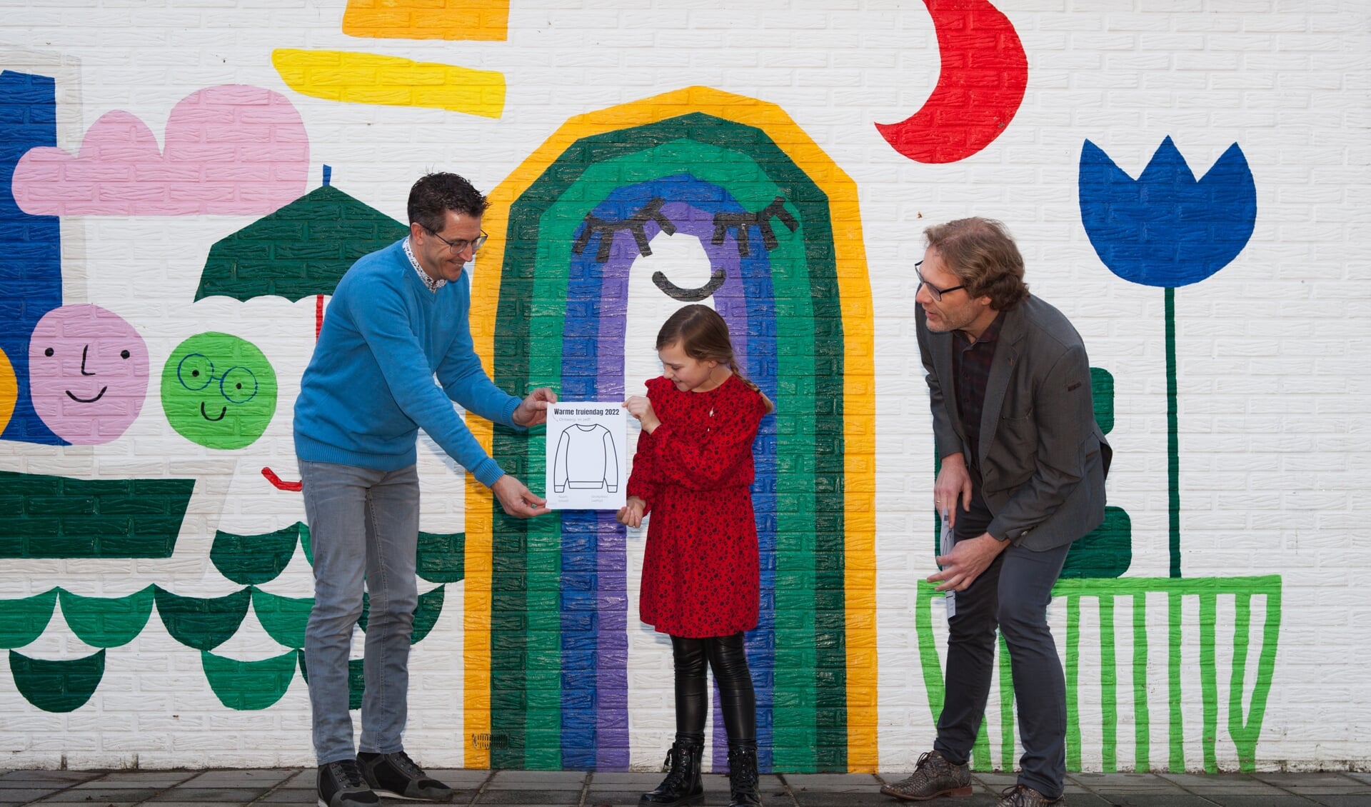 Kinderwethouder Veerle ter Beek overhandigde samen met wethouder Marcel Companjen de ontwerp-kleurplaat aan directeur Bas de Vente van basisschool Alfons Ariëns.  