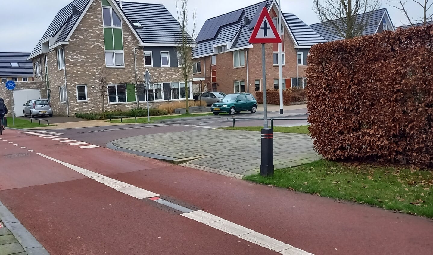 Neergeklapte fietspaaltjes op het fietspad van de Vellerseweg. Lokaal Belang en het CDA hebben bij het college aangekaart dat automobilisten geregeld van de situatie misbruik maken. 