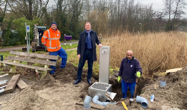 Wethouder Ellermeijer nam vrijdag een kijkje bij de aanleg van het waterpunt bij de ingang van het Amsterdamse Bos aan de Noorddammerlaan. 