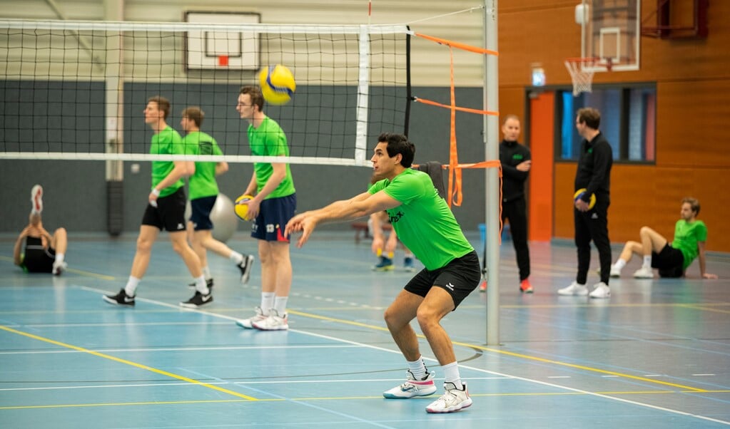 De volleyballers SSS zijn weer in training. Morgen wordt de competitie hervat. Derde van rechts op de achtergrond Hans Seubring.