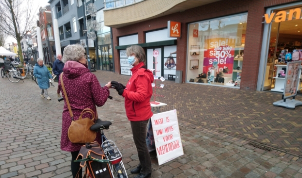 Afdelingsvoorzitter Baukje Hiemstra in gesprek met een bezoeker van de markt.