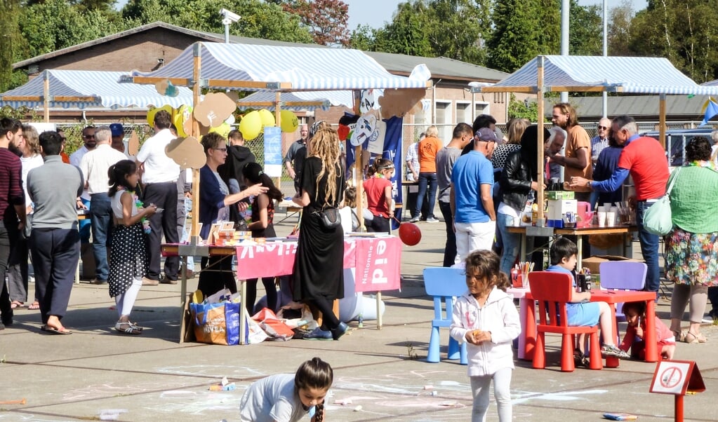 Beeld van een activiteit tijdens de noodopvang op Kamp van Zeist in 2016.