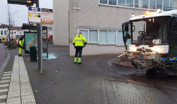 <p>Zaterdagochtend, opruimwerkzaamheden op de Markt.</p>