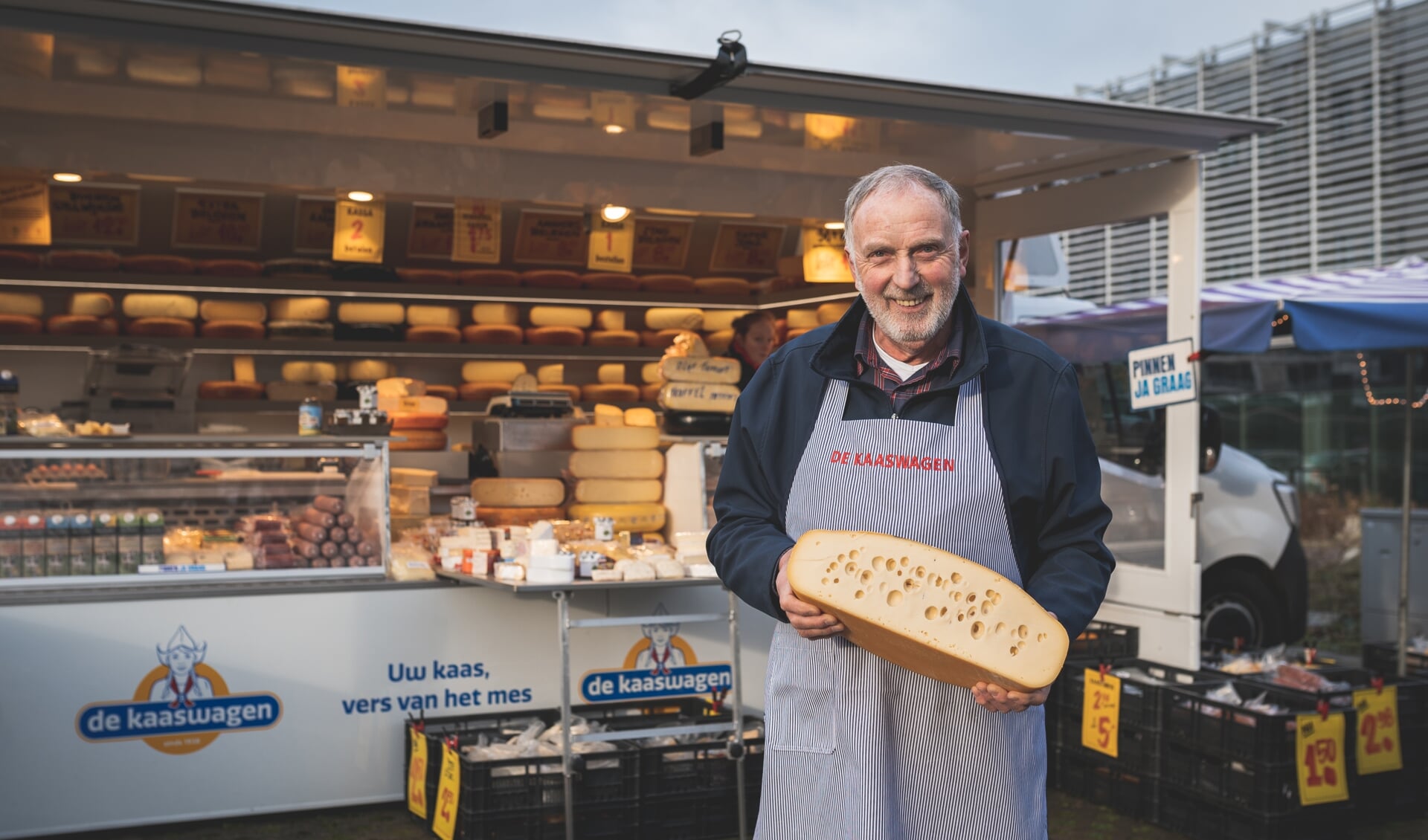 Kaasboer Willem Bakker staat deze week 50 jaar op de markt met kaas. 