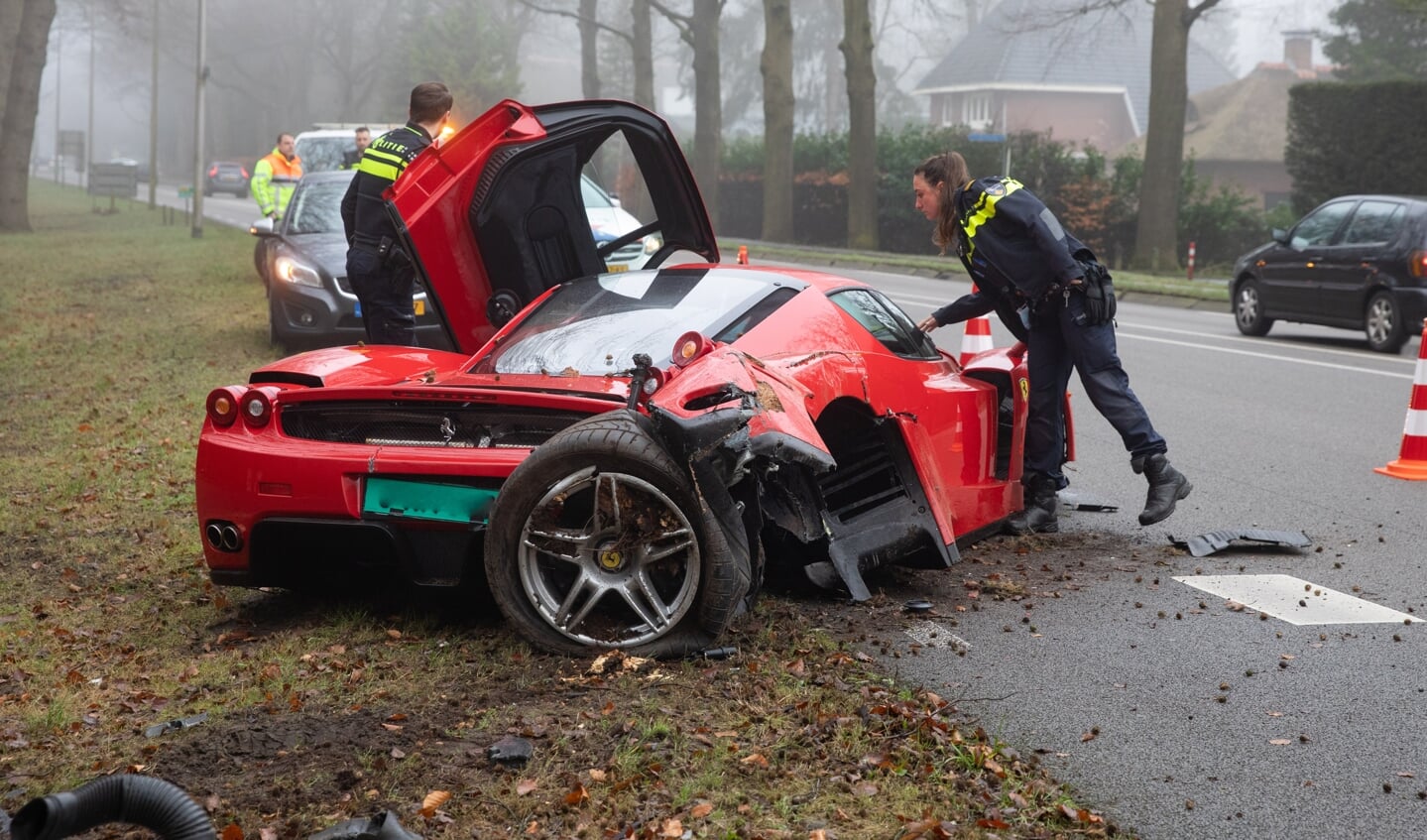 Ferrari Enzo crasht op Amsterdamse Straatweg in Baarn.