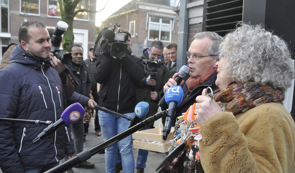 John van Beek (links) en Kitty Schueler (rechts) overhandigden dinsdag symbolisch de sleutels van winkelpanden in Barneveld en Voorthuizen aan burgemeester Jan Luteijn, na afloop van een lawaai-actie in het centrum. Regionale en landelijke pers kwam op deze actie af.