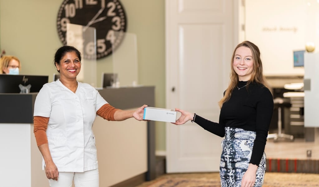 Anne Vlot (rechts) krijgt elke zes weken nieuwe aligners van orthodontist Saskia Binda.