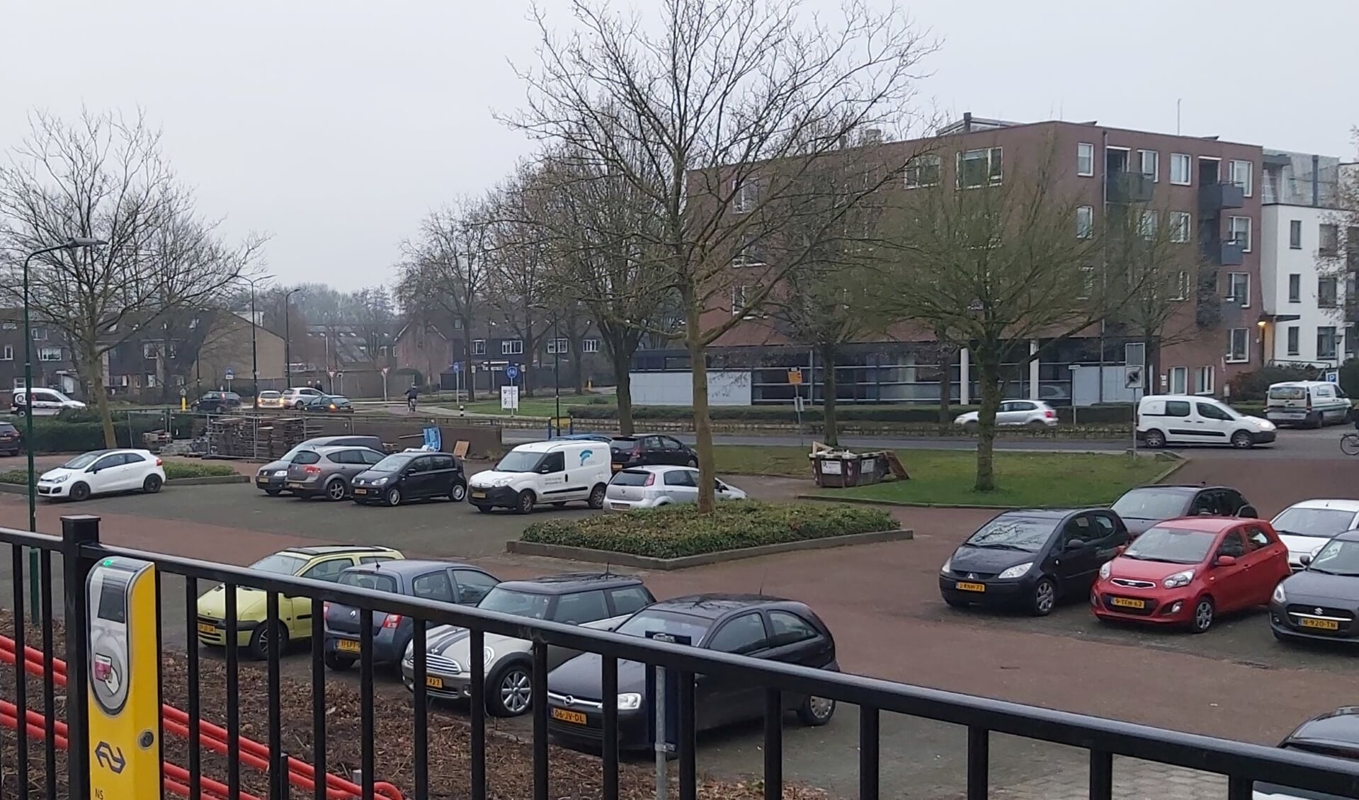 Het parkeerterrein bij station Veenendaal West.
