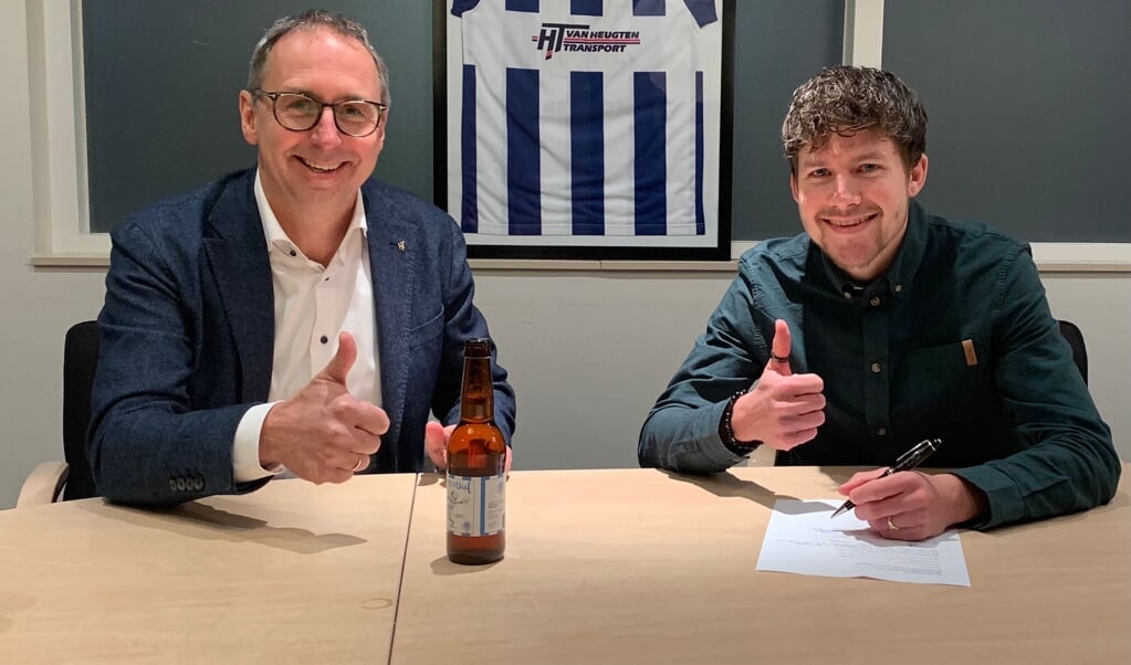 Voorzitter Gijs van den Broek en Olivier Pilon tijdens de ondertekening van het contract dat de Amersfoorter twee jaar bindt aan vv Scherpenzeel.