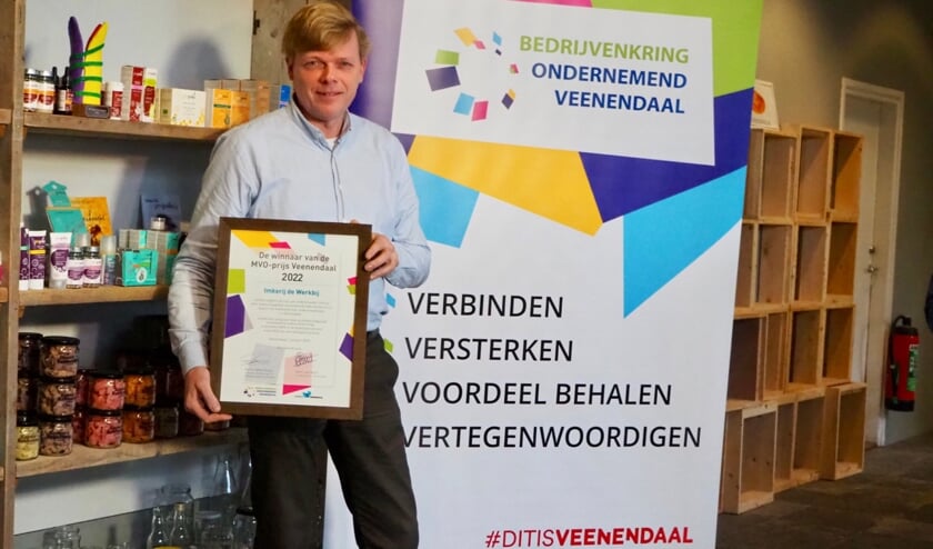 Kees Verrips met de oorkonde MVO-prijs Veenendaal 2022