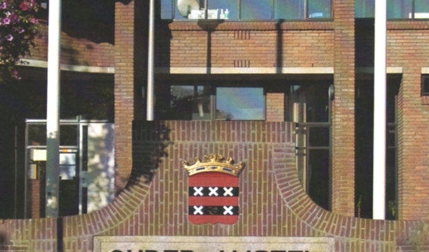 Voorname ingang gemeentehuis Ouder-Amstel