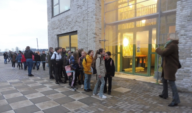 <p>Nog even een foto maken van de leerlingen van het Kleurenlint alvorens ze de school binnen mogen</p>