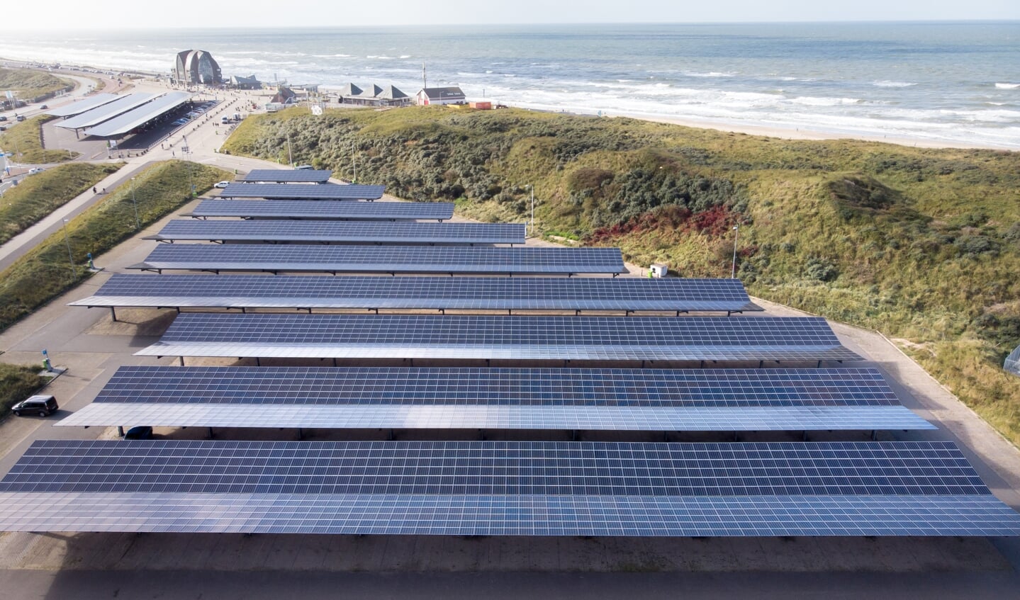 In Bloemendaal wordt zonnestroom aan zee opgewekt.