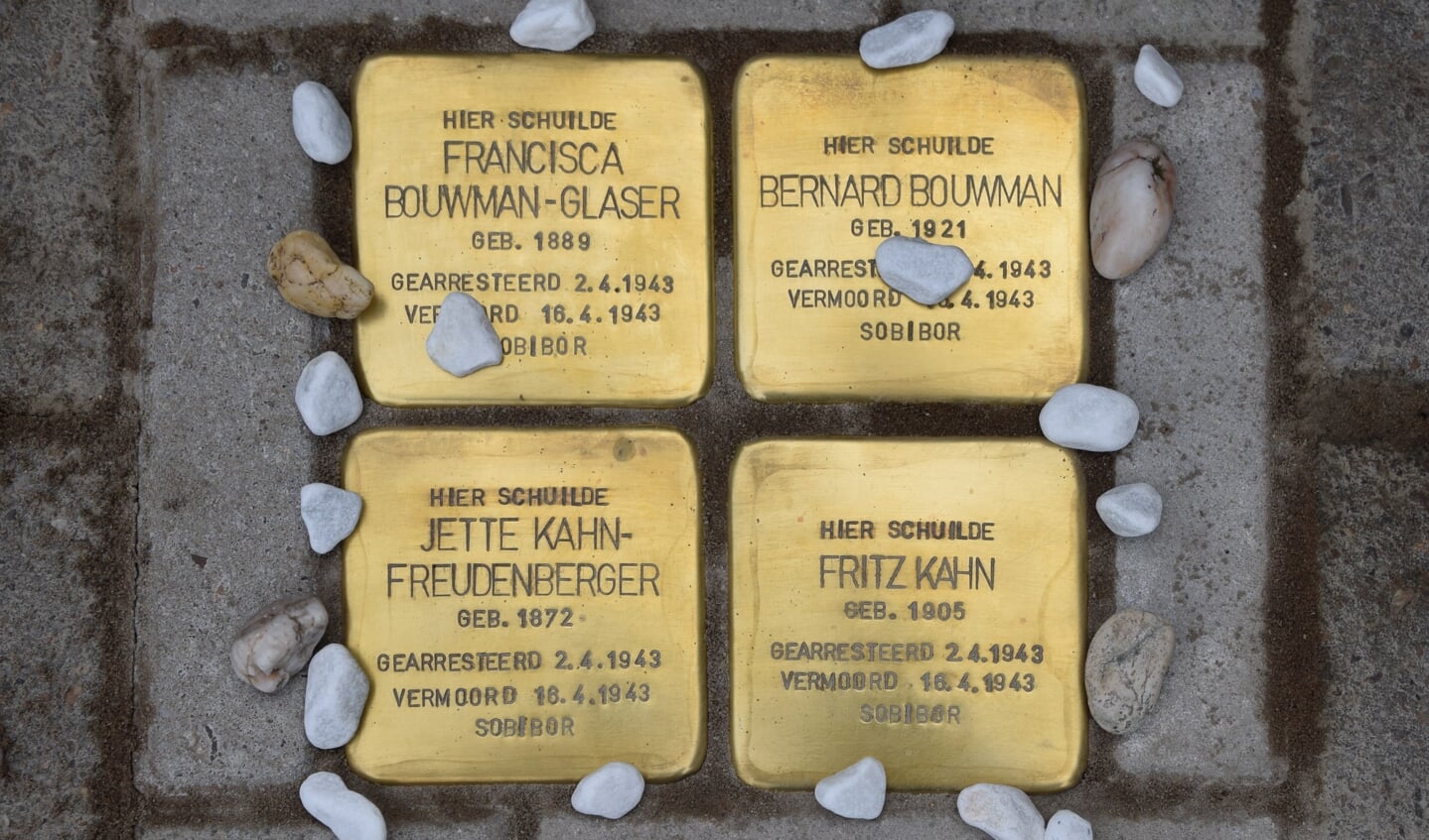De Stolpersteine herinneren aan de Joodse Holocaustslachtoffers die vanuit Bennekom zijn weggevoerd naar vernietigingskampen tijden de Tweede Wereldoorlog.
