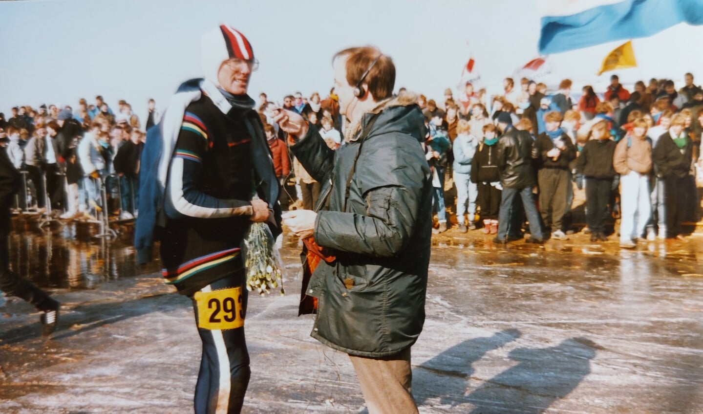 Teun Breedijk (links) wordt in 1986 geïnterviewd door de Britse BBC. Breedijk reed drie Elfstedentochten met telkens dezelfde muts op.