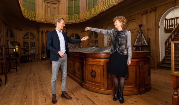 <p>Marjan Scharloo overhandigt de sleutel van Teylers Museum aan Marc de Beyer. </p>
