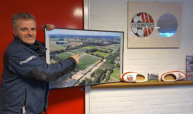 <p>Gijs Aartsen wijst de plek aan waar in het Parkplan 1.0 de nieuwe Bennekom-kantine moet komen te staan.</p>