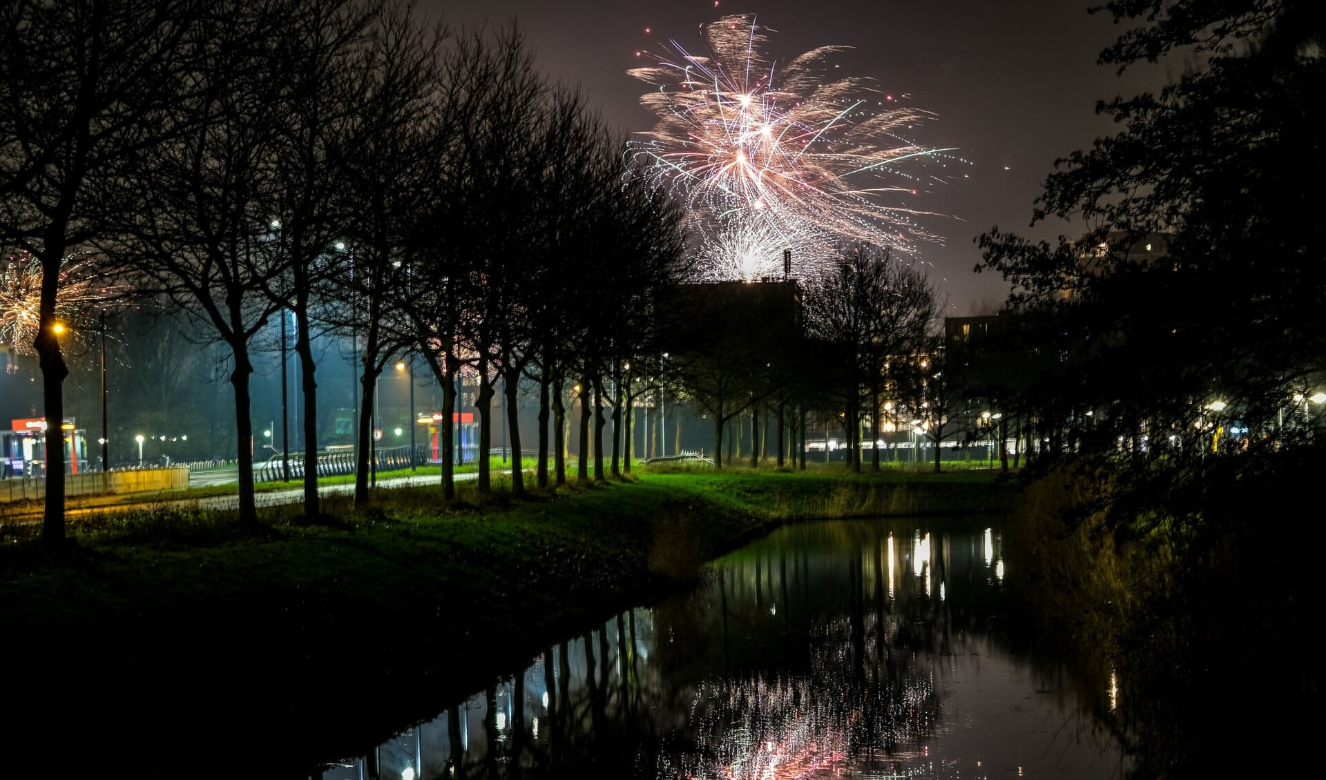 Het afgelopen jaar ging er ondanks een verbod best veel vuurwerk de lucht in, zoals hier in Hoofddorp. 