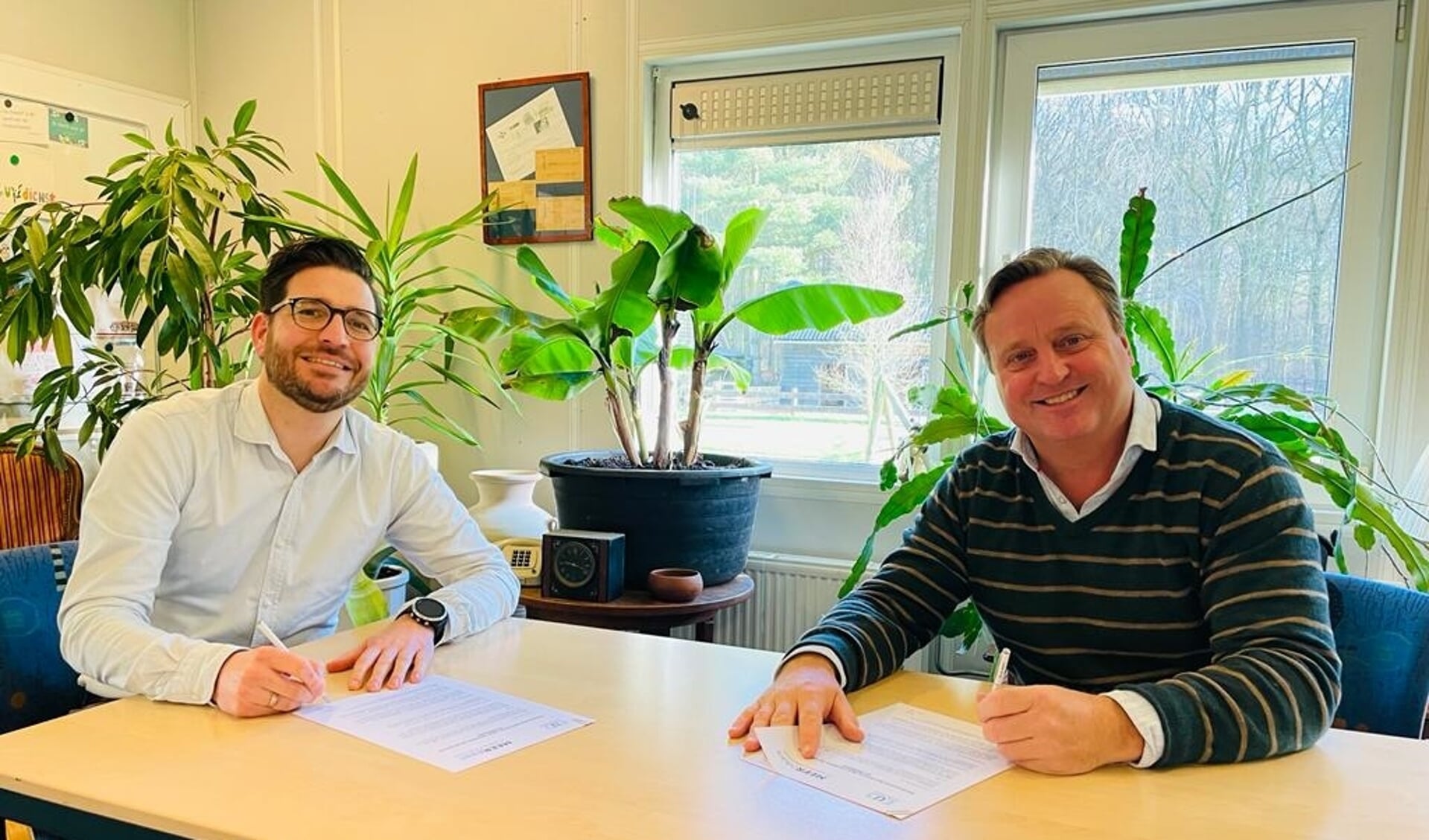 Jaap Brouwer van Tot uw Dienst! Ede en Marcel van Meer van MEERbaan tekenen hun samenwerkingsovereenkomst.