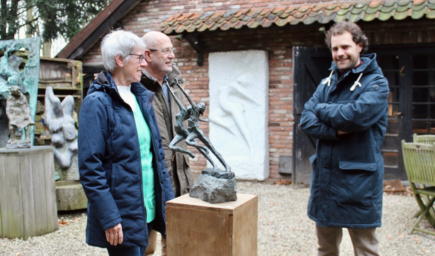 Germa en Ron van der Vegt (l) met Tibo van de Zand (r) bij het geschonken beeld ‘Danspaar’. ‘Dit beeld moet terug naar de plek waar het gemaakt is, zodat iedereen ervan kan genieten.’
