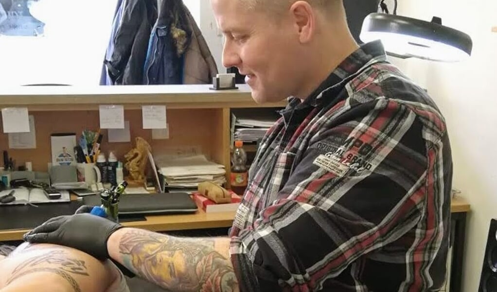 Alex Speijers aan het werk bij Tower Tattoo & Piercing