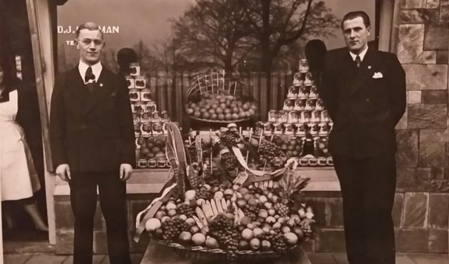 Dirk Huisman en zijn collega B. Onwezen met een fruitmand die zij in 1952 opmaakten voor het koniklijk gezin. 