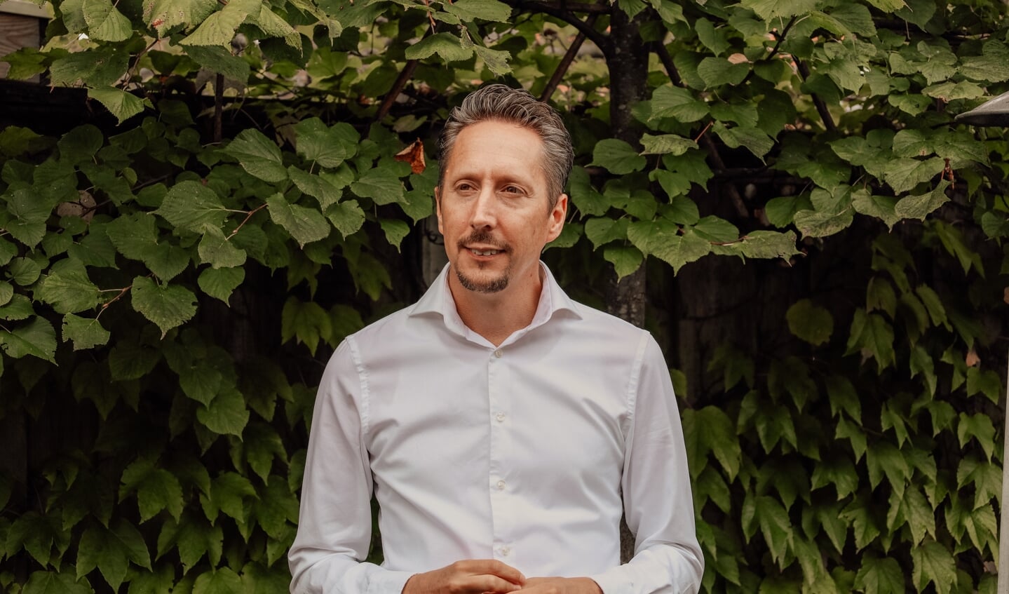 Als beginnend predikant krijgt Sander Ris in 2012 de ultieme krachtproef. Hij is én vertrouwenspersoon van één van de verdachten in de zaak Johan de Waal én moet proberen zo objectief mogelijk zijn pastorale werk te doen.