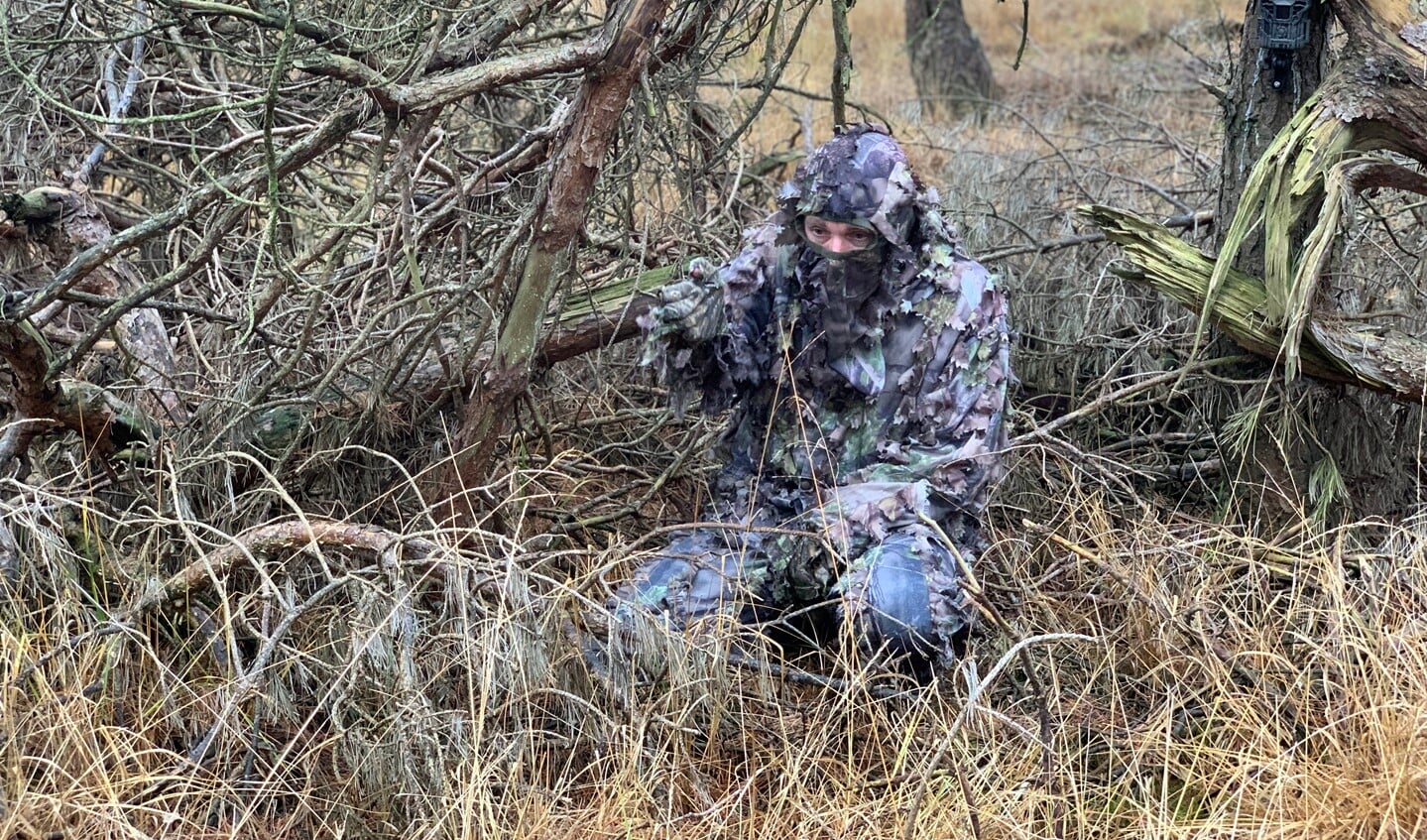 Cees van Kempen in camouflagepak voor het filmen van wolven.