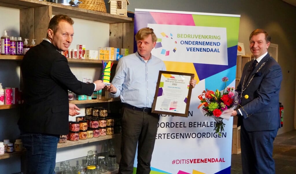 Gerrit Valkenburg (l) en burgemeester Gert-Jan Kats feliciteren Kees Verrips