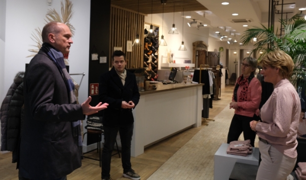 <p>ChristenUnie-Kamerlid Gert-Jan Segers (links) en de Barneveldse lijsttrekker Henk Wiesenekker ging in gesprek met winkeliers uit Barneveld.</p>