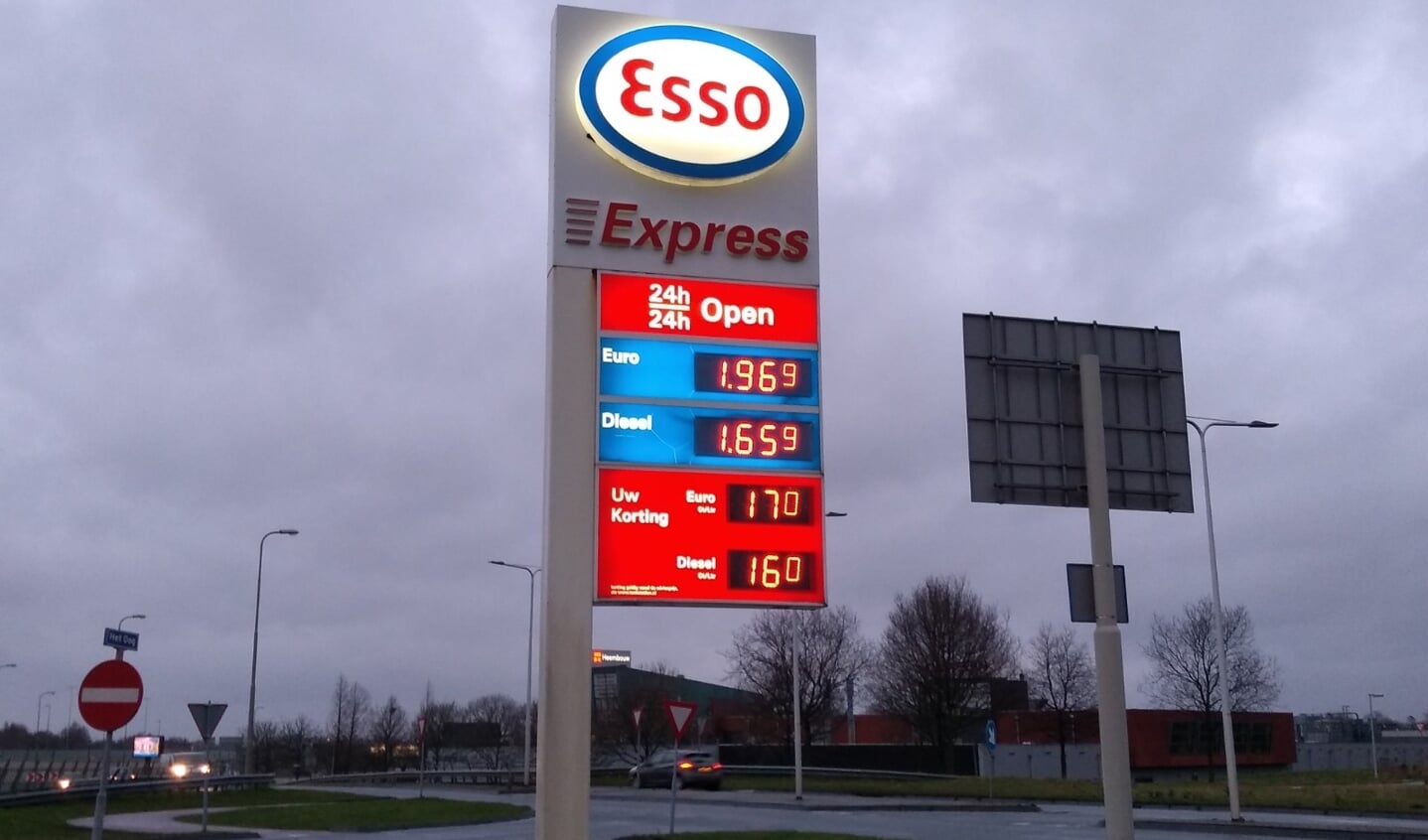 De brandstofprijzen zijn recent opnieuw gestegen naar recordhoogte. Esso staat zowel hoog in de lijsten van de goedkoopste als duurste stations langs de snelweg, de prijsverschillen tussen deze Esso stations zijn erg groot.