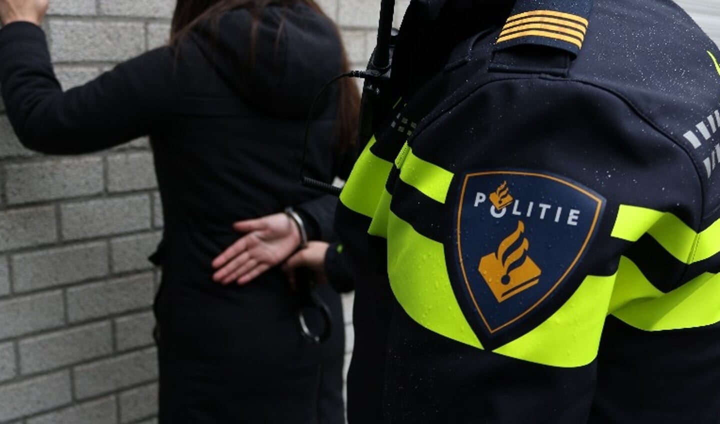 De 21-jarige IJmuidenaar is aangehouden op verdenking van handel in harddrugs na een anonieme tip.