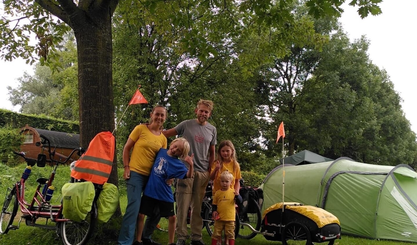 Lennard met zijn gezin op de heenweg.