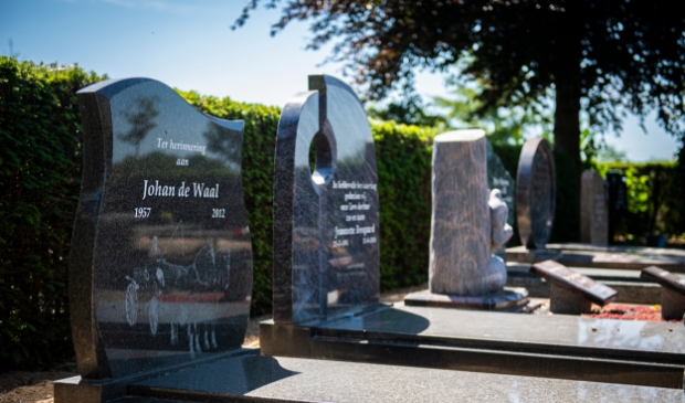 <p>Het graf van Johan de Waal. Een marmeren grafsteen met een korte tekst, zonder geboorte- en overlijdensdatum. Naast hem is de laatste rustplaats van zijn ex-vrouw.</p>