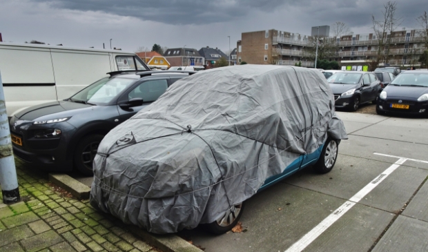 <p>Brrr, wat is het koud lijkt deze auto te denken. </p>