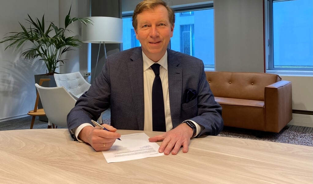 Burgemeester Gert-Jan Kats ondertekent namens raad, college, Winkelstad Veenendaal en de Bedrijvenkring Ondernemend Veenendaal (BOV) de brief aan Minister-President Rutte.  