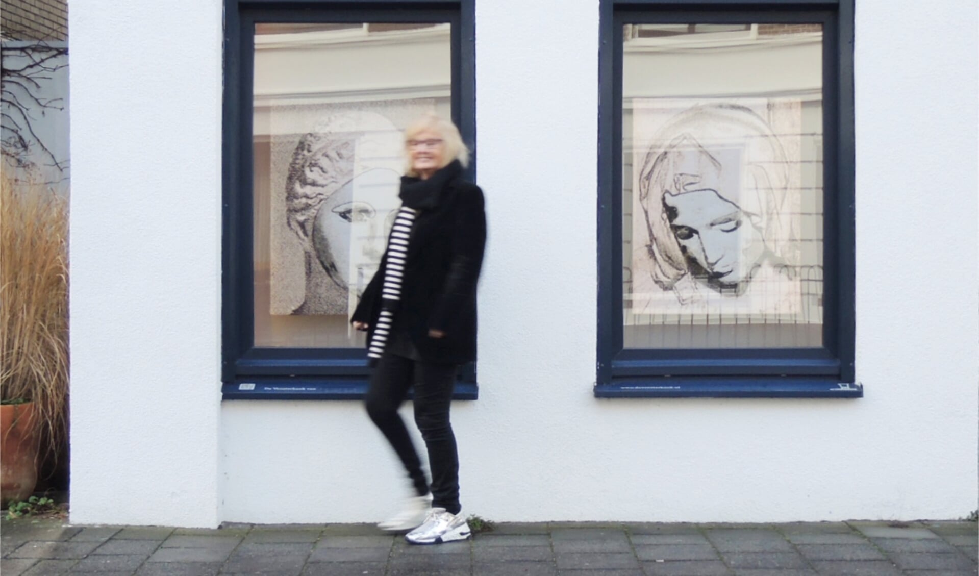 Kunstenaar Anke Land op de stoep voor De Vensterbank