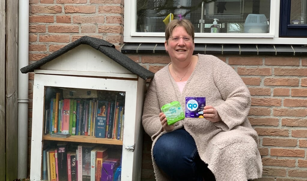 Ilse van Harn bij haar minibieb die nu ook maandverband en tampons bevat