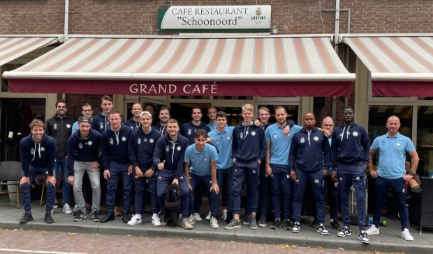 <p>OVC&#39;85-trainer Bastiaan Veldhuizen (uiterst rechts) heeft zijn contract met de Oosterbeekse tweedeklasser met een jaar verlengd.</p>