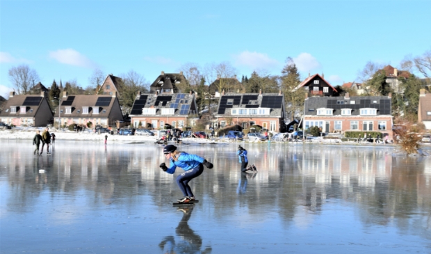 <p>Paulien Verhaar draaide in haar herstelperiode, vorig jaar, weer haar eerste schaatsrondjes op het natuurijs aan de Veerweg.</p>