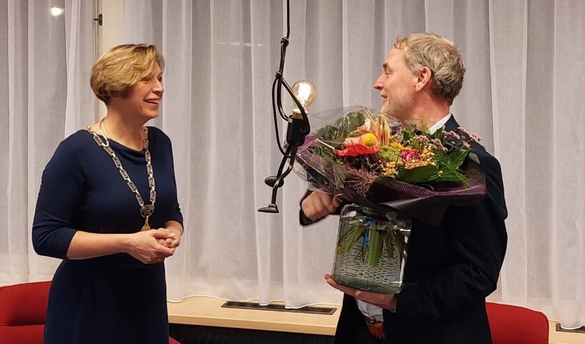 Burgemeester Petra en de voorzitter van de vertrouwenscommissie herbenoeming burgemeester Jan Stutvoet.
