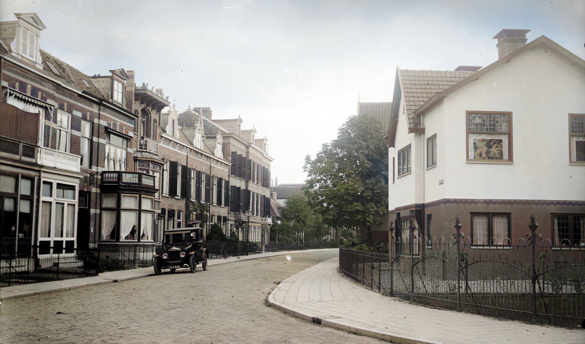  De weg tussen het Julianaplein en de Stationsstraat heette vroeger de Watersteeg.  