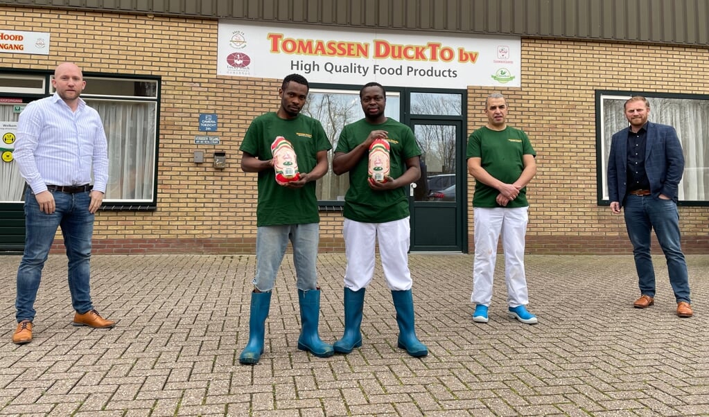 (vlnr): Operationeel directeur Jeroen IJzerman van Tomassen Duck-to, azc-bewoners Elvis en Elvis uit Nigeria, productieleider Idar Doumaz en Maarten van Panhuis van MPeople.