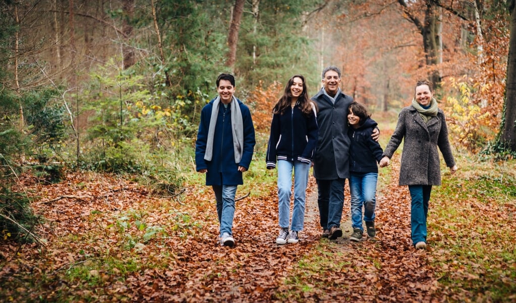 Ingerid, kankerpatiënt en cliënt bij het HDI, aan de wandel met haar gezin in de bossen rond het Helen Dowling Instituut in Bilthoven.