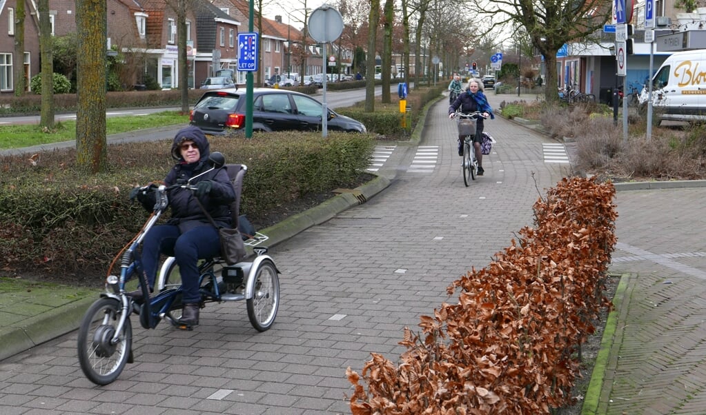 Lokaal fietsverkeer, met het afslagpunt voor auto’s richting Van Hardenbroekplein